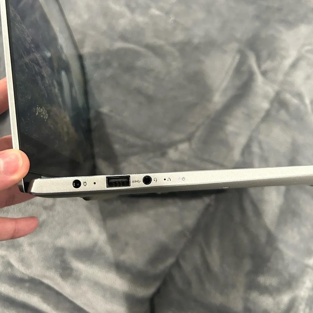 Lenovo ideapad 720s-14ikb i7 8th gen 8gb RAM 256GB SSD